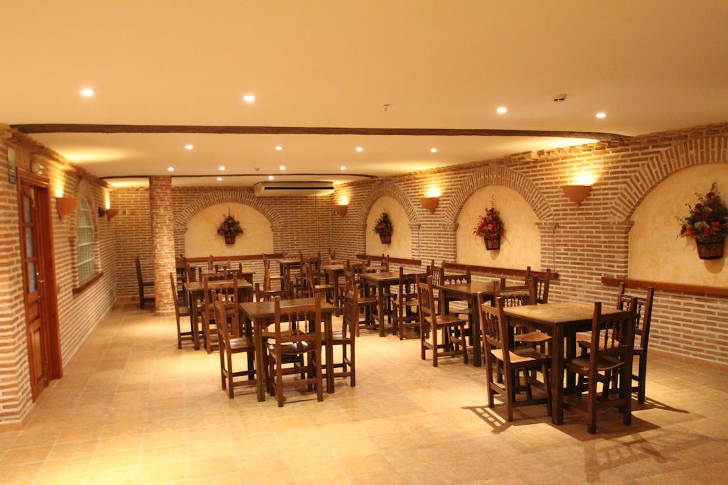 Hostal Restaurante Cuatro Caminos Calera y Chozas Ngoại thất bức ảnh