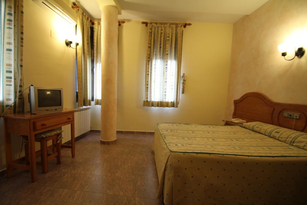 Hostal Restaurante Cuatro Caminos Calera y Chozas Phòng bức ảnh