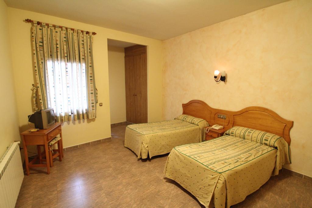 Hostal Restaurante Cuatro Caminos Calera y Chozas Phòng bức ảnh
