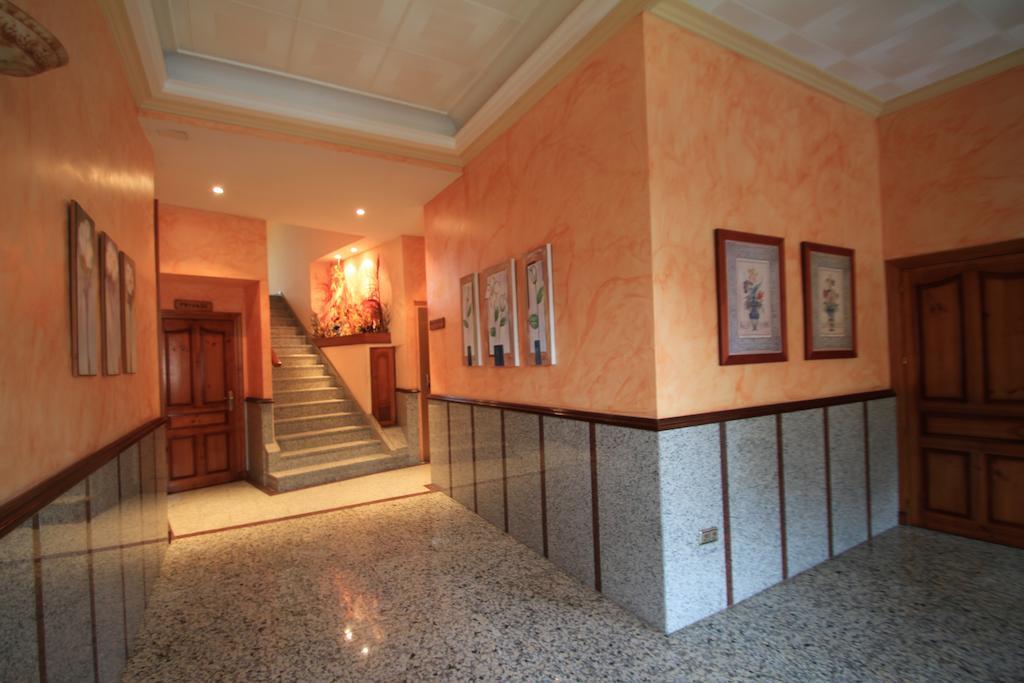 Hostal Restaurante Cuatro Caminos Calera y Chozas Ngoại thất bức ảnh